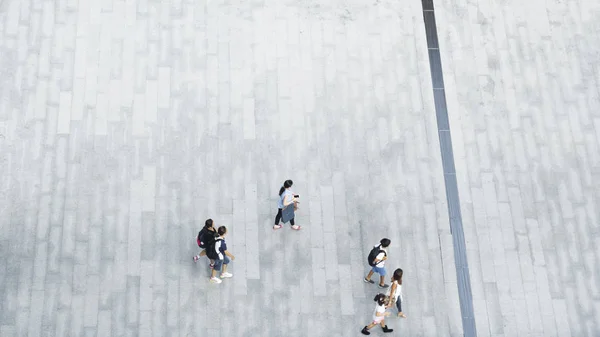 Banguecoque, TAILÂNDIA 24 de setembro de 2016: o grupo de pessoas sensuais senhora e homens andando rápido na cidade de rua pedonal na temporada de verão. (imagem vista superior ) — Fotografia de Stock