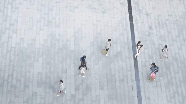 Bangkok, Thailand Sep 24, 2016: grupp folk sexig dam och män som gick snabbt på den bilfria gata staden under sommarsäsongen. (top view-bild) — Stockfoto