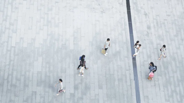 曼谷, 泰国 2016年9月24日: 一群性感的女士和男人在步行街城市快速行走在夏季的季节。(顶部视图图像) — 图库照片