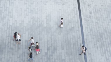 Grup kalabalık insanlar kadın ve erkek hızlı yürüme