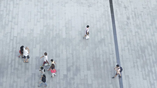 Die Gruppe drängt Menschen von Frauen und Männern, die schnell gehen — Stockfoto