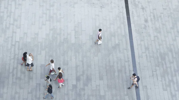 La muchedumbre del grupo gente de mujeres y hombres caminando rápido —  Fotos de Stock