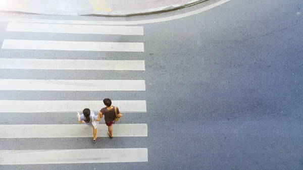 Vista dall'alto della coppia uomo e donne persone camminano attraverso il marciapiede — Foto Stock
