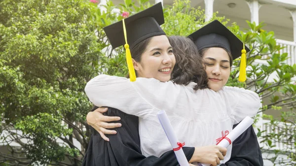 Dos Mujeres Asiáticas Sonríen Sienten Felices Vestidos Graduación Gorra Pie —  Fotos de Stock