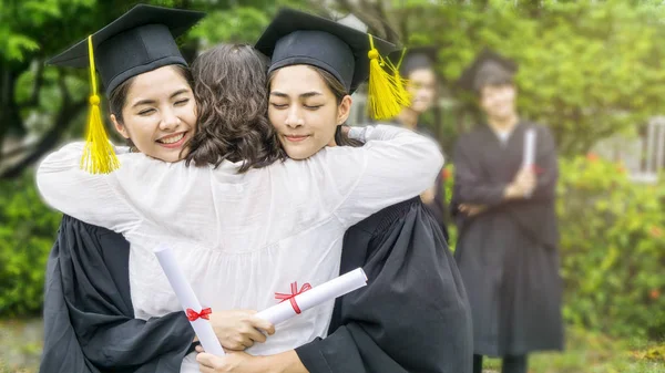 Due Asiatico Ragazza Studenti Con Laurea Abiti Cappello Abbraccio Genitore — Foto Stock
