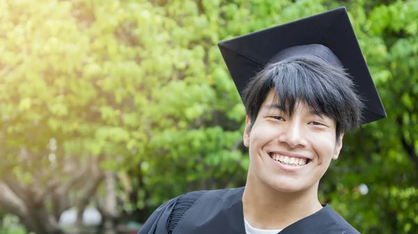 남자 학생 미소와 졸업 가운과 모자에서 즐거운 느낌 — 스톡 사진