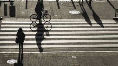 insanlar (üst hava görünümünü yolda karanlık gölge ile akşam günbatımında iş şehir Kavşağı Caddesi yaya yaya geçidi siluet insanları yürü)