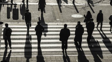 insanlar (üst hava görünümünü yolda karanlık gölge ile akşam günbatımında iş şehir Kavşağı Caddesi yaya yaya geçidi siluet insanları yürü)