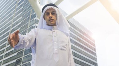 Arap adam standları ve hoş geldiniz için elimi tut