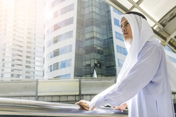 Arap adam standları ve ileri de açık şehir alanı sabah güne bak