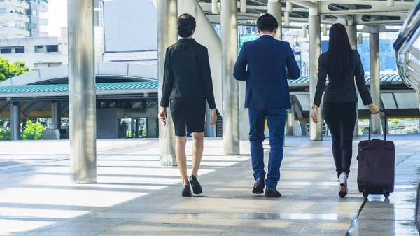 Arka pozisyon grup akıllı iş erkek ve kadın insanlar birlikte açık yaya geçit alanı sabahları yürüyüş..