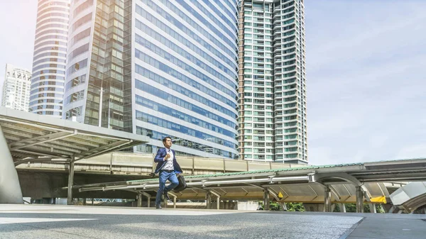 Retrato de hombre de negocios ejecutar con maletín portátil en la ciudad peatonal al aire libre —  Fotos de Stock