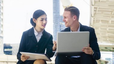 Akıllı iş beyaz adam ve sekreter Asya kadın sit