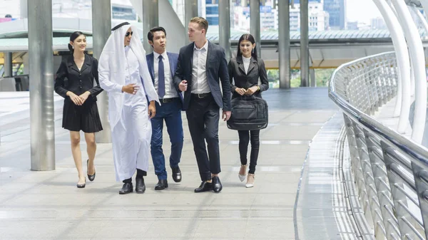 küresel iş insanlar akıllı erkek ve kadın busines konuş ve