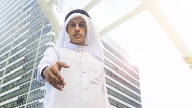 Arap adam standları ve hoş geldiniz için elimi tut