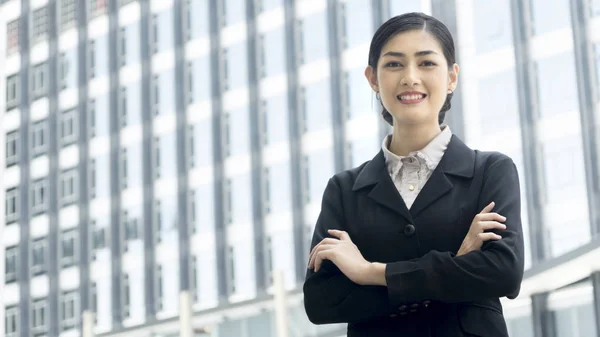 Asiatiska affärskvinna står med säker bokföring på utomhus pu — Stockfoto