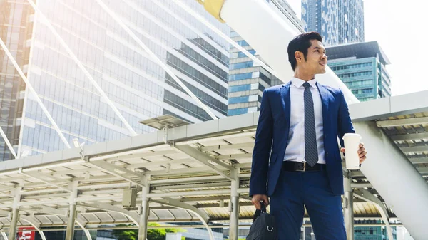 Retrato de negocios asia hombre stand con papel taza de bebida — Foto de Stock