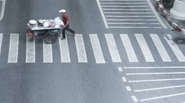 İnsanlar ve sokak gıda yan görünümünde hızlı yürüme arabası