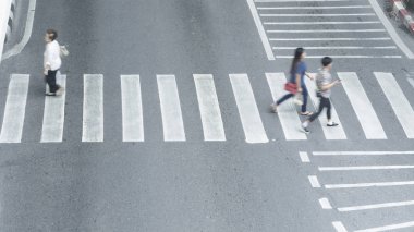 meşgul bulanıklık insanlar kavşak c işareti arasında hızlı yürüyüş