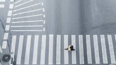 insanlar yürüyüş şehir sokak sokak yaya kavşak üzerinde Üstten Görünüm.