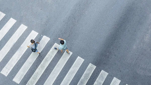 从顶部横向看人走在街上 pedestr — 图库照片