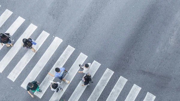 El Desde la vista transversal superior de las personas caminan en la calle pedestr —  Fotos de Stock