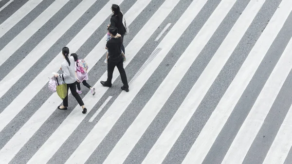 Menigte van mensen en gezin met kind lopen op straat pe groep — Stockfoto