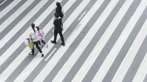 Folle di persone e gruppo di famiglia con bambino a piedi sulla strada pe — Foto Stock