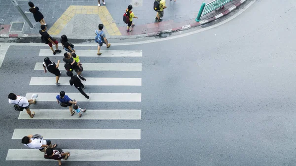 人々 の都市の通りの歩行者十字路徒歩の群衆 — ストック写真