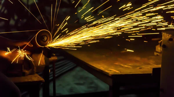 metal kesme, flash lig üzerinde odaklanmak için kullanır işçi kesim Makinası
