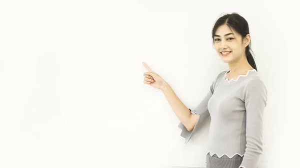 Ásia menina pontos mão no o quadro branco parede — Fotografia de Stock