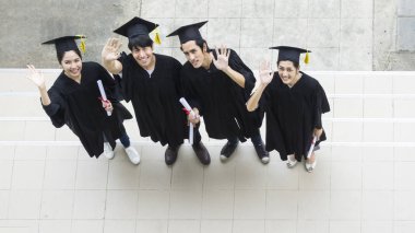 Mezuniyet ve kap stand satırında mutlu insanlar (