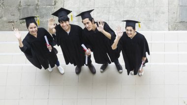 Mezuniyet ve kap stand satırında mutlu insanlar (