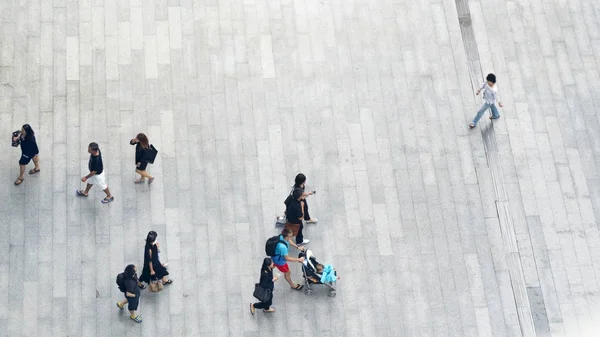 Top vista multitud de personas a pie en la calle peatonal de negocios en la ciudad —  Fotos de Stock