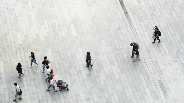 Top vista multitud de personas a pie en la calle peatonal de negocios en la ciudad —  Fotos de Stock