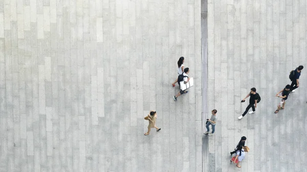 Top vista multitud de personas a pie en la calle peatonal de negocios en la ciudad —  Fotos de Stock