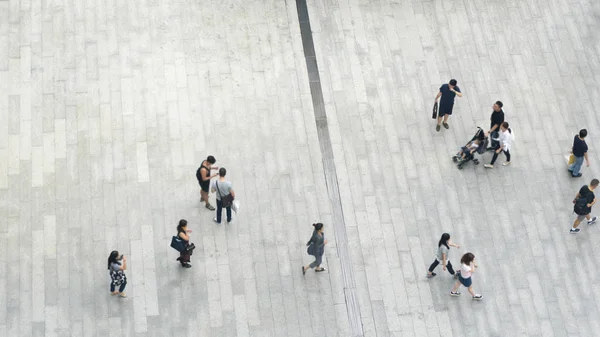 Vista dall'alto folla di persone a piedi sulla strada commerciale pedonale in città — Foto Stock