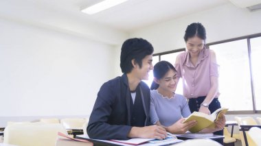 insanlar öğrenci kitap okumak ve Konferans Koltukları sınıfta konuşmak