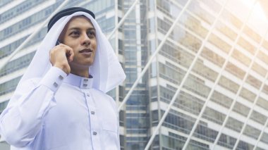 Arap adam standları ve m de açık şehir alanı, cep telefonu kullanır