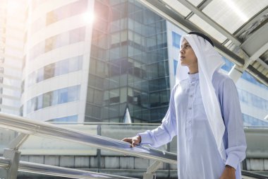 Arap adam standları ve ileriye bakmak Günaydın de açık şehir alanı