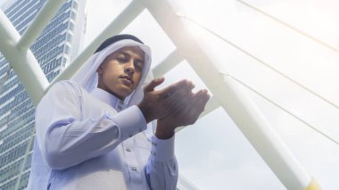 Arap adam standları ve eller için dua al