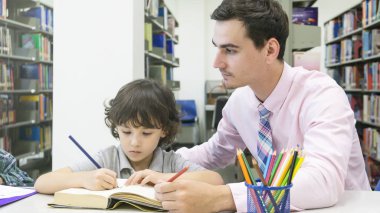 öğretmen ve öğrenme ve renk kitapta çizim chirld öğrenci