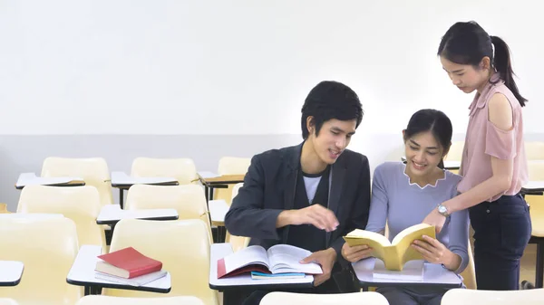 Persone studente leggere libro e parlare in classe sedie lezione — Foto Stock