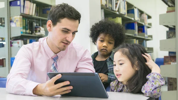 Hombre Profesor Niño Estudiante Aprendizaje Mirando Dispositivo Tableta Con Libro — Foto de Stock