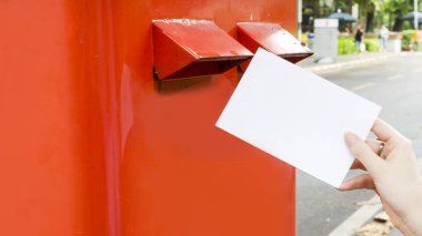 El kartpostal ve kırmızı posta postbox düşüş