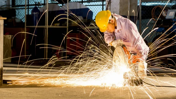 Kesme metal, odak sha birden parlamak ışık satırında taşlama işçi kullanır — Stok fotoğraf