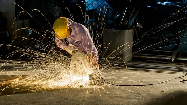 Trabajador utiliza el metal de corte de molienda, se centran en la línea de luz flash de sha — Foto de Stock