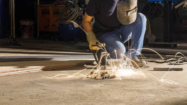 Trabajador de soldadura de metal, se centran en la línea de luz de flash de chispa aguda, en la luz baja — Foto de Stock