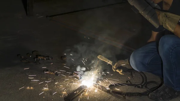 Trabajador de soldadura de metal, se centran en la línea de luz de flash de chispa aguda, en la luz baja — Foto de Stock