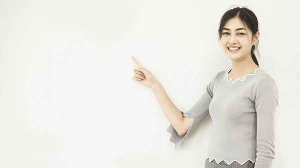 Asiatisk tjej punkter hand på whiteboard vägg — Stockfoto